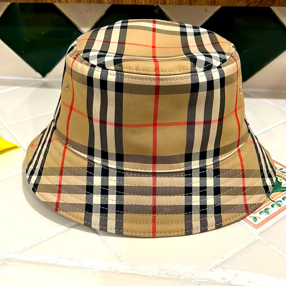 Burberry bucket hat designer